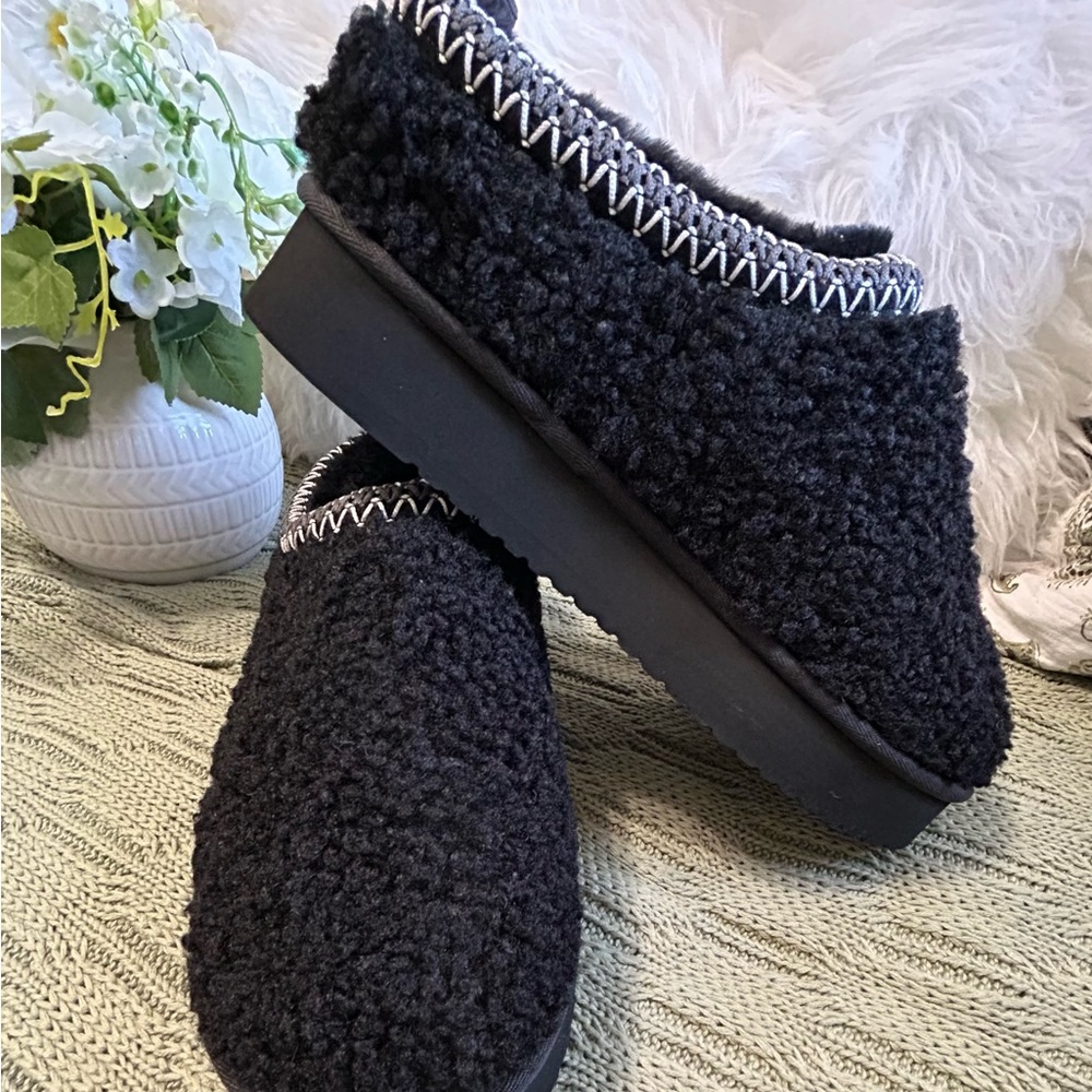 Earth Cozy Black Sherpa Slip-On Slippers - Picture 3 of 7